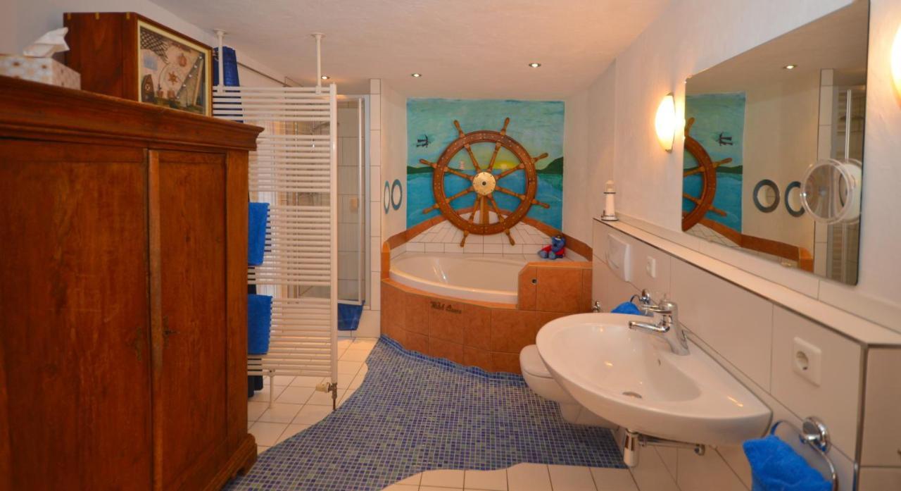Ferienwohnung Traumschiff Erzingen エクステリア 写真